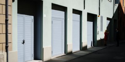 Garagedeuren met loopdeur, wanneer kies je ervoor?