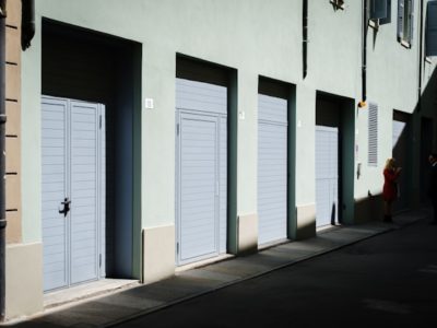 Garagedeuren met loopdeur, wanneer kies je ervoor?