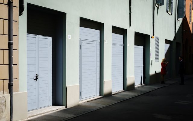 Garagedeuren met loopdeur, wanneer kies je ervoor?